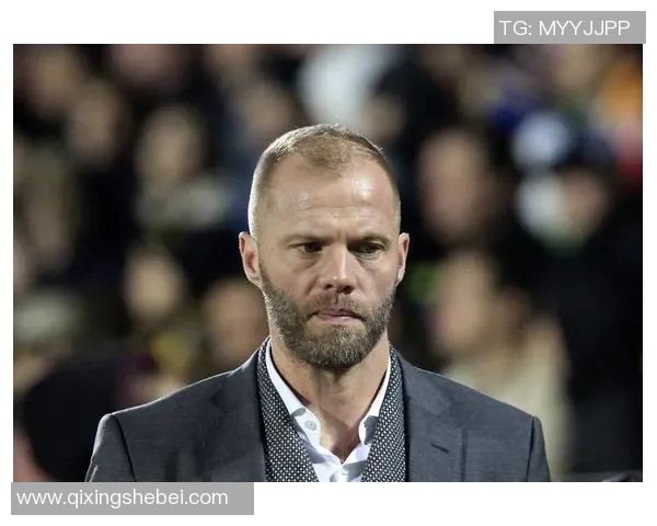 帅气老足球球星依旧风采不减展现传奇魅力与岁月无关的球场英姿